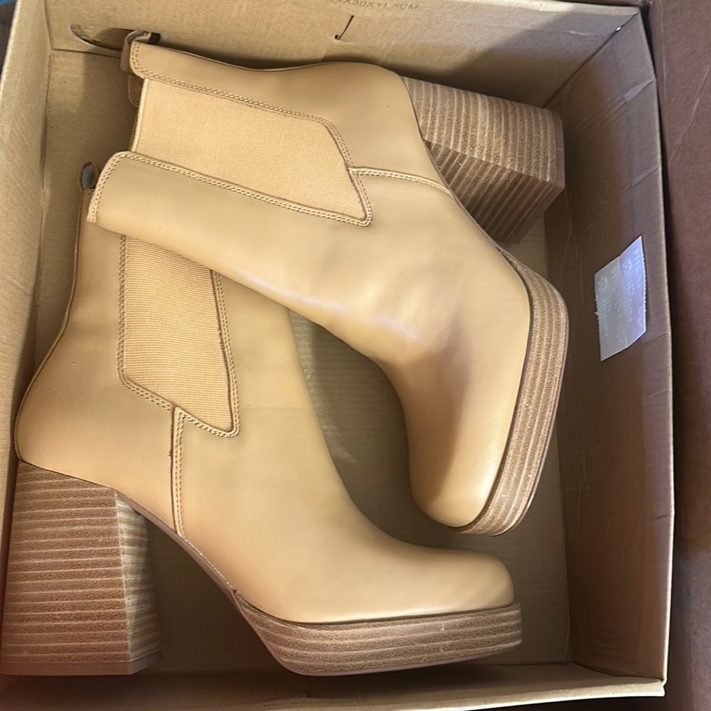 BRAND NEW, NEVER WORN!! Steve Madden boots